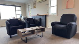 Comfy Private Room on the Cameron- Superb Location - 1