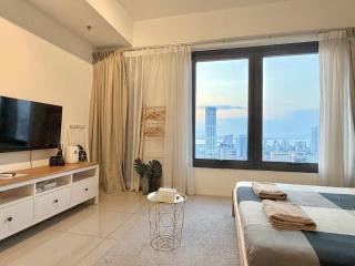 Tropicana 218 Macalister #Amazing town view #InfinityPool #Studio2pax #Quality well maintained #Private host - 3