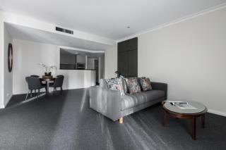 Modern Nomads King Size Living Central 1BR with Indoor Pool & Gym - 4