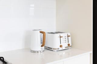 Spacious 4 Bedroom Home, for a Family of 8, Work friendly - 2