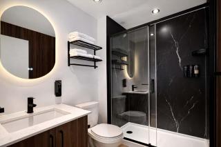 Room with 1 King-Size Bed Downtown Quebec City - 8