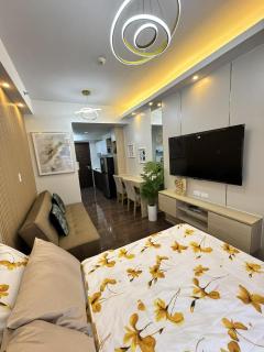 NEW Cozy Gold Themed Studio - Makati CBD Getaway - 0