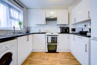 MODERN 4 BR HOUSE IN ERITH Free Parking Free Wifi - 1