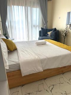 1 minute walk to Victoria Mall - 6