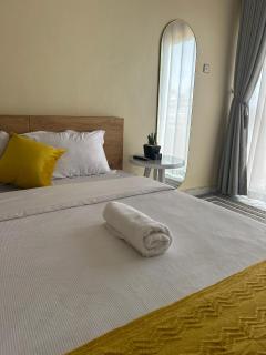 1 minute walk to Victoria Mall - 5