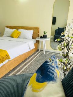 1 minute walk to Victoria Mall - 2