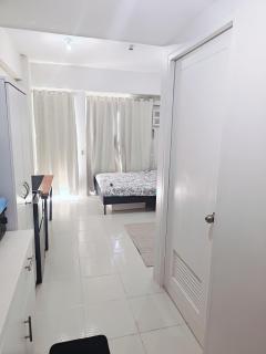Studio unit near shangrila and Shaw - 8