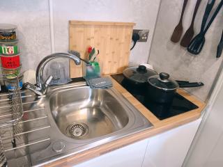 Peaceful Guesthouse, Sleep up to 4, Free Parking, Wi-Fi, Private entrance, Derby City - 3