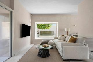 Luxury Villa with Pool & Gym by ELE Apartments - 1