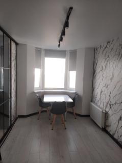 Стильна квартира з домашнім кінотеатром та кухнею з панорамним видом, ліфт та вода безперебійно - 5