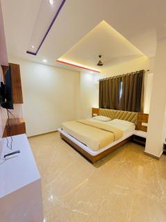 hotel Chandra dev 966o9o1oo6 just 350mtr from shreenathji temple 5min away I with indoor games Snooker 8pool TT By SK - 0