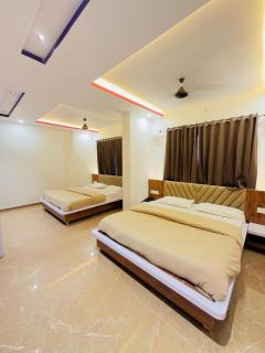 hotel Chandra dev 966o9o1oo6 just 350mtr from shreenathji temple 5min away I with indoor games Snooker 8pool TT By SK - 9