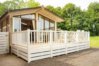 Cosy Lodge on Farm with Donkeys Parking - 4