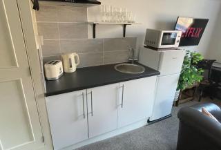 Great city location Full studio kitchenette bathroom - 4
