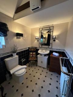 Great city location Full studio kitchenette bathroom - 2