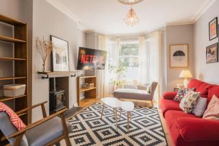 Sleeps 6 off street parking close to city - 8