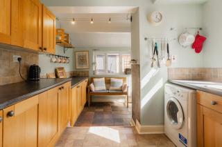 Sleeps 6 off street parking close to city - 1