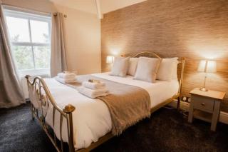Spacious City centre 2 bed home Parking Sleeps 4 - 9