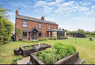 Large farmhouse heated pool nr Chester Parking - 9