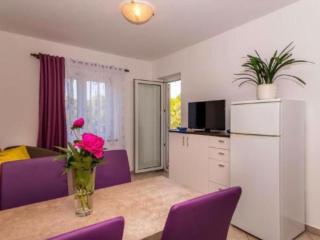 Apartment in Pjescana Uvala mit Grill- Pool by Interhome - 8
