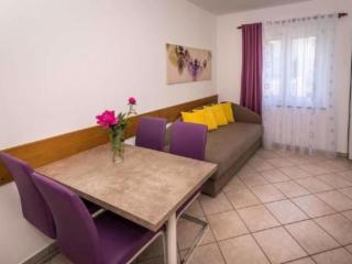 Apartment in Pjescana Uvala mit Grill- Pool by Interhome - 7