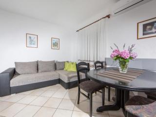 Apartment Apartment in Pjescana Uvala mit Gemeinschaftspoo by Interhome - 5