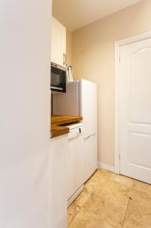 Spacious home Log Burner parking Good location - 4