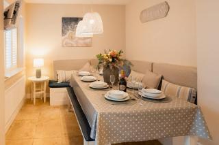 Spacious home Log Burner parking Good location - 8