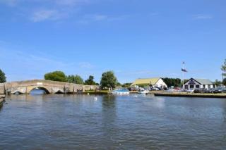 2-bed caravan sleeping up to 5 on the popular California Cliffs Holiday Park CHPC1 - 7