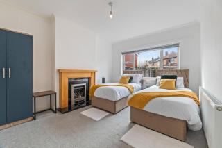 4BR Leicester House - Sleeps 8 - Free Parking - 8