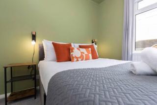 DiscountsContractorsWIFIFree ParkingSmart TV - 2