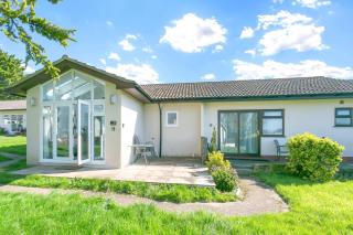 Lovely 2BR Holiday Chalet Near Sidmouth - Sleeps 6 - 8