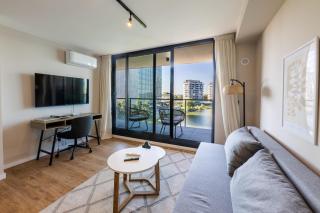 Brand new apartment on the lake 5 min from the airport - 1