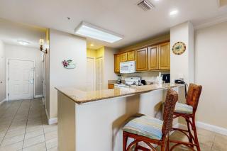 Lakefront condo with full kitchen, AC, pool & hot tub near local attractions - 4