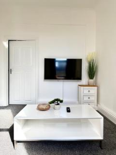 Private Apartment Free parking Gatwick Airport - One bedroom- One sofa Bed - 2