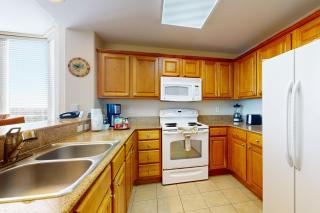 Lakefront condo near Disney with lake and city view, pool, hot tub, AC & WiFi - 5