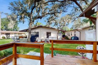 Lakeside resort condo with private deck & grill + on-site docks/boat launch - 0