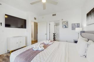 Luxury waterfront condo with panoramic views, wifi & close to downtown Disney - 2
