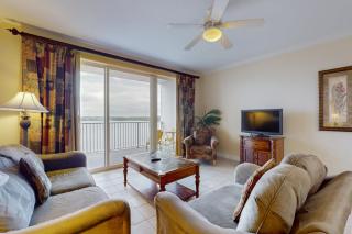 Lakefront retreat near attractions with lake view, AC, WiFi, pool, hot tub & gym - 9