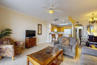 Lakefront retreat near attractions with lake view, AC, WiFi, pool, hot tub & gym - 8