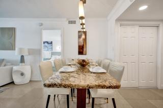 Beach Condo with Resort Perks, Pools, Fitness Center, and a Relaxing Bathtub 916 - 1