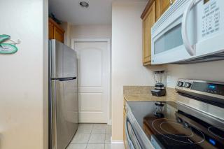 Lakefront condo with beautiful views, kitchen, AC, WiFi, gym, pool, & hot tub - 1