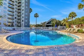 Dog-friendly condo with a kitchenette, AC, pools, hot tubs, tennis, & gym - 7