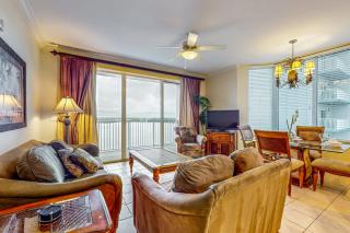 Lakefront retreat with AC, kitchen, pool, hot tub & gym near top attractions - 7