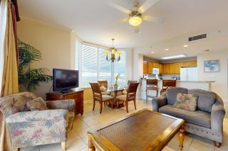 Lakefront retreat with AC, kitchen, pool, hot tub & gym near top attractions - 6
