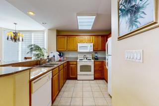 Lakefront condo with stunning lake views, AC, pool & hot tub near attractions - 4