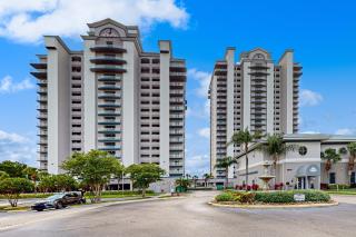 Lakefront condo with lake view, kitchen, gym, pool & hot tub near attractions - 8