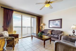 Lakefront condo with lake view, kitchen, gym, pool & hot tub near attractions - 3