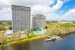 Lakefront condo with lake view, kitchen, gym, pool & hot tub near attractions - 7