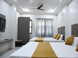 Madhav Guest House by Kashi Traveller Near Kaal bhairav and Kashi Vishwanath Temple - 4